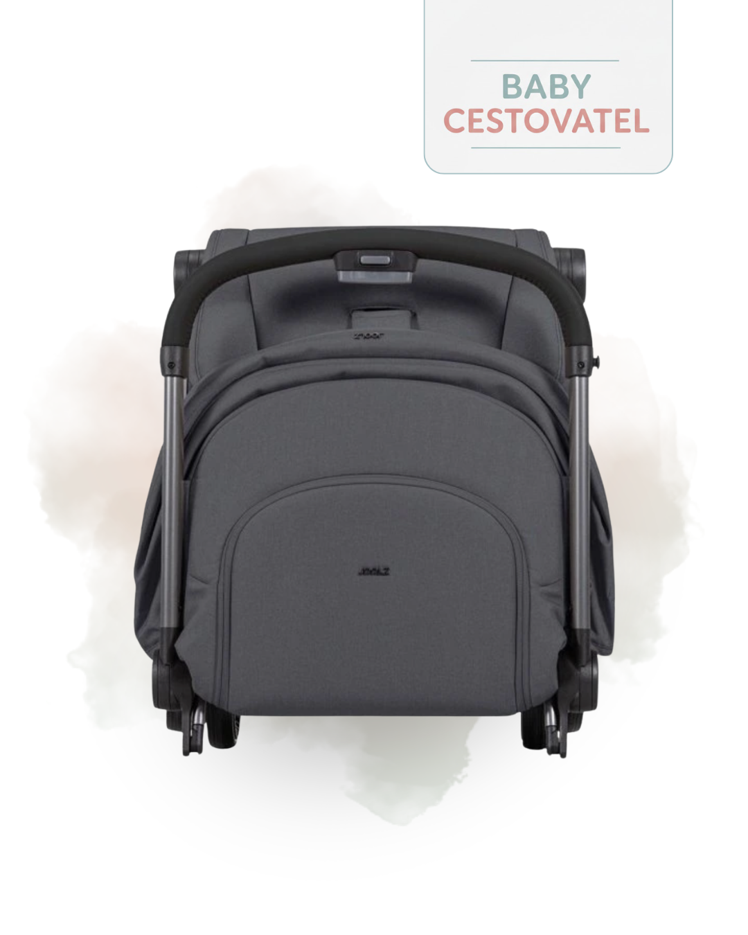 Tmavě šedý cestovní kočárek Joolz Aer+ v kompaktně složeném stavu na jemném pozadí s logem Baby cestovatel.