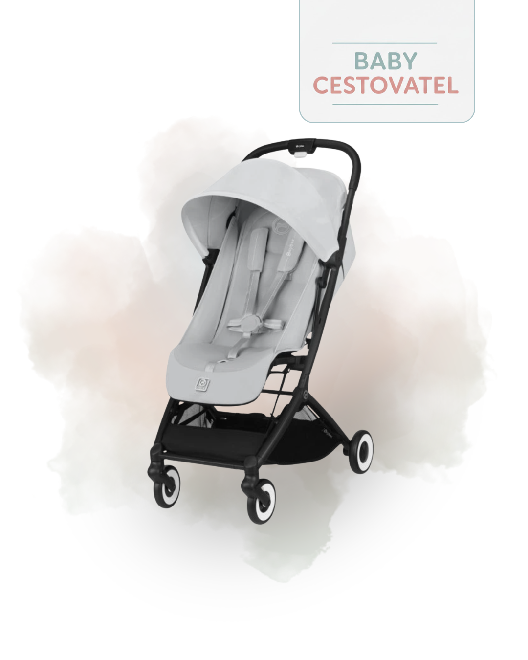 Světle šedý kompaktní cestovní kočárek Cybex Orfeo z tříčtvrtečního pohledu na světlém akvarelovém pozadí – Baby cestovatel.