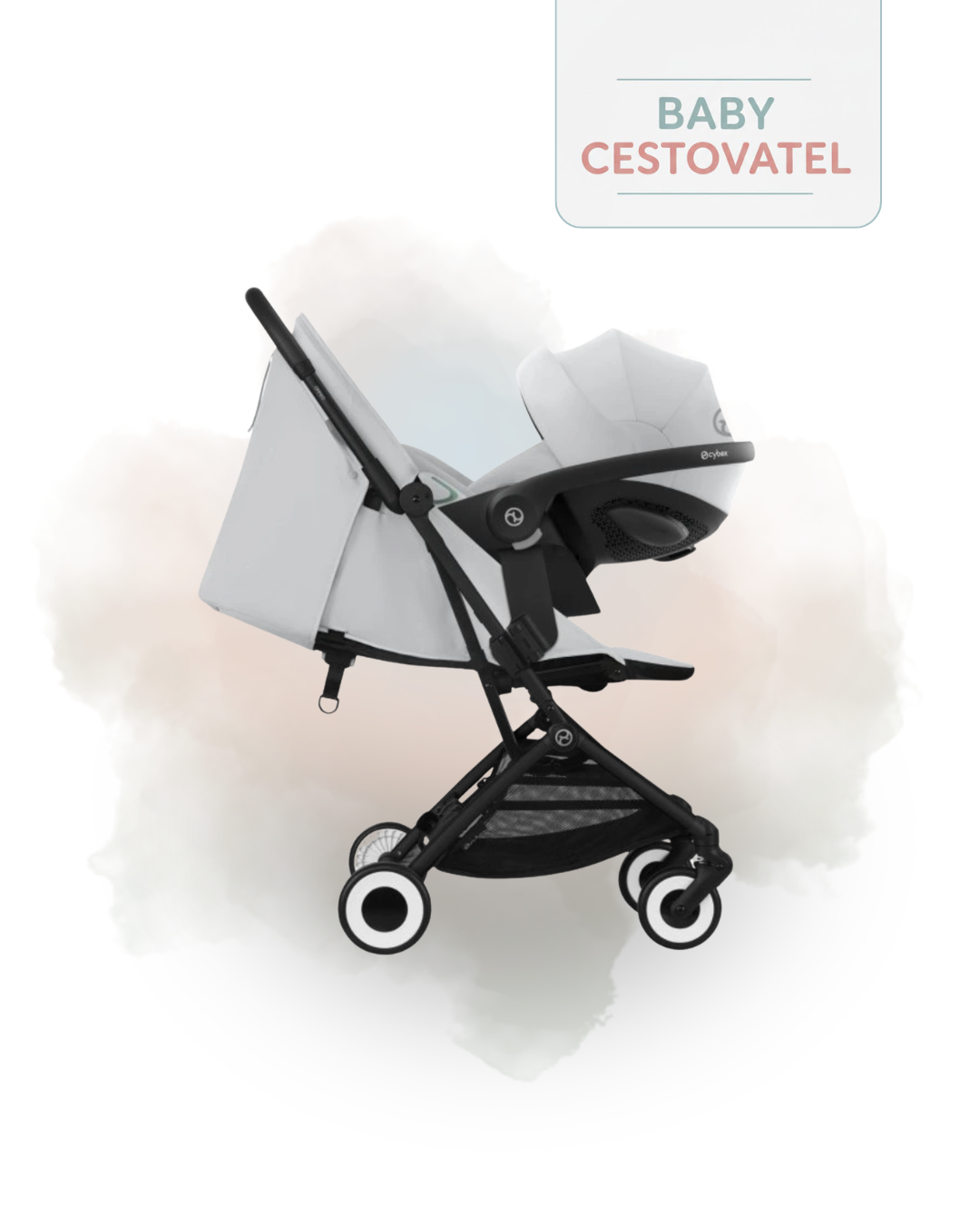 Boční pohled na světle šedý cestovní kočárek Cybex Orfeo s nasazenou autosedačkou pro miminka na jemném akvarelovém pozadí – Baby cestovatel.