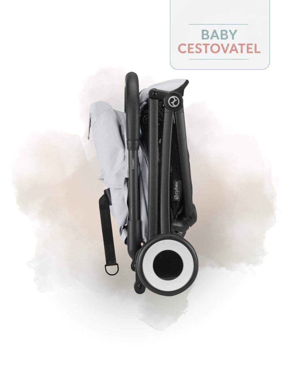 Boční pohled na světle šedý cestovní kočárek Cybex Orfeo v kompaktně složeném stavu na jemném akvarelovém pozadí – Baby cestovatel.