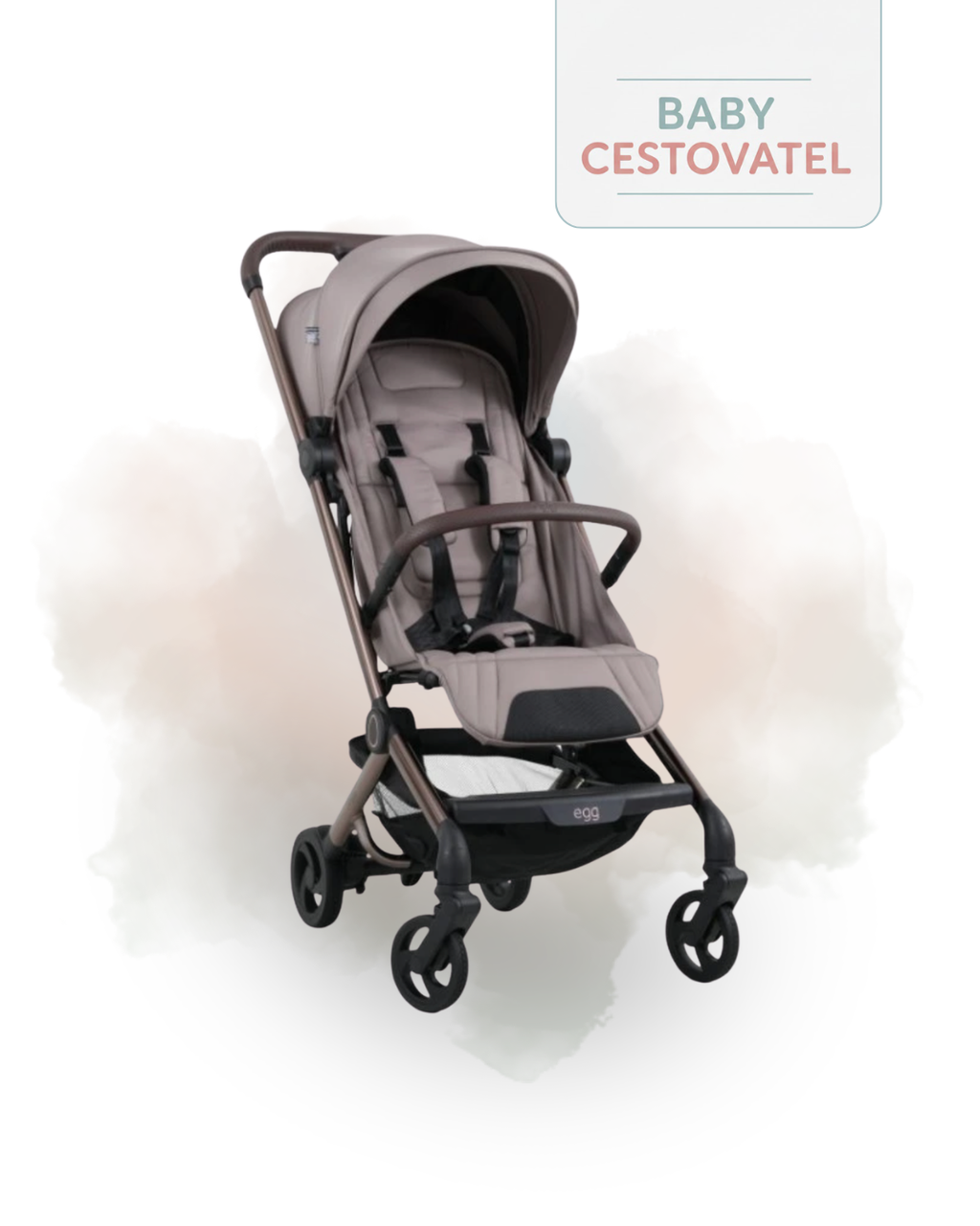 Pohled z úhlu na prémiový cestovní kočárek Egg Sky v pískové barvě na jemném akvarelovém pozadí s logem Baby cestovatel.
