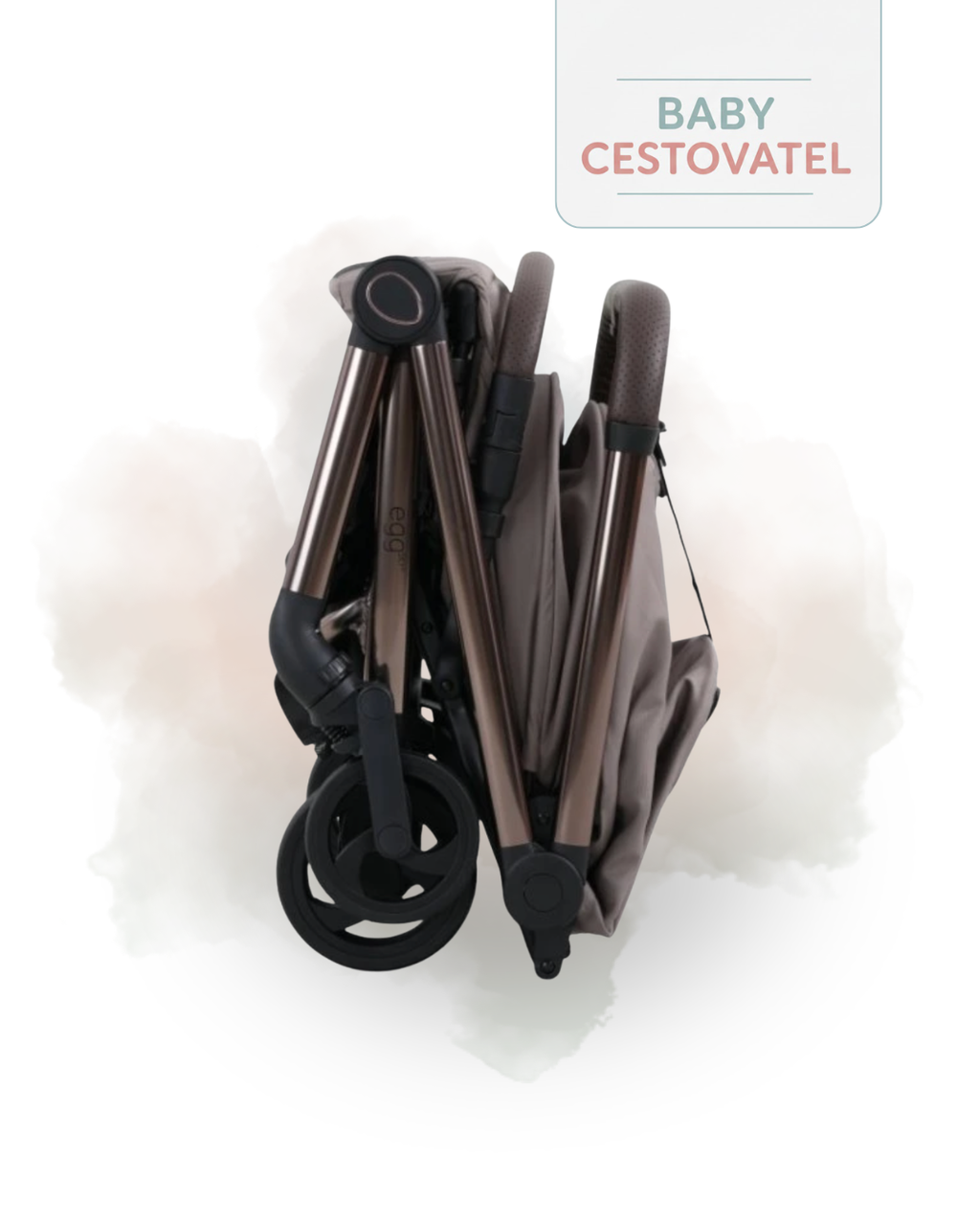 Boční pohled na pískový cestovní kočárek Egg Sky v kompaktně složeném stavu na jemném akvarelovém pozadí – Baby cestovatel.