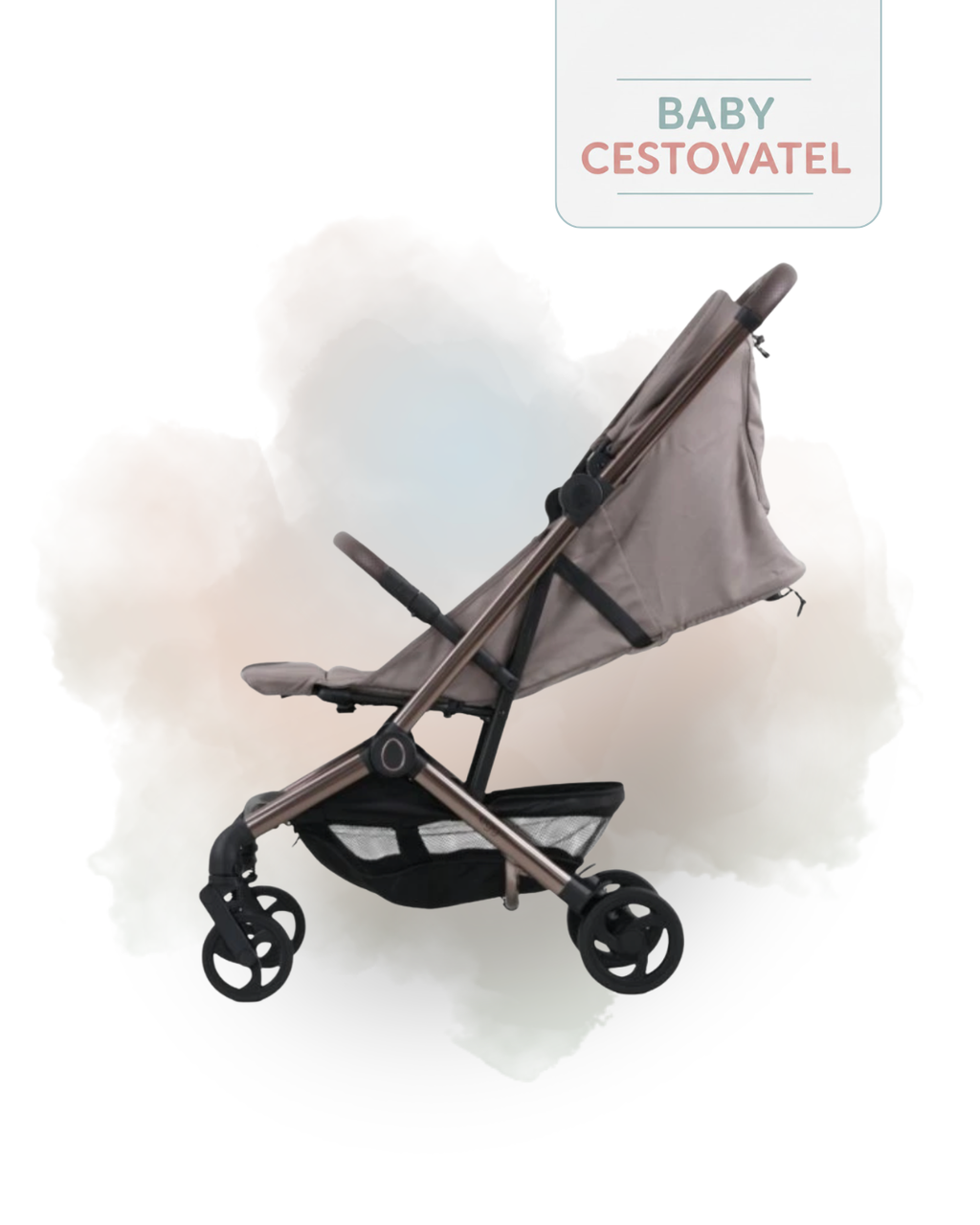 Boční pohled na pískový cestovní kočárek Egg Sky na jemném akvarelovém pozadí s logem Baby cestovatel.