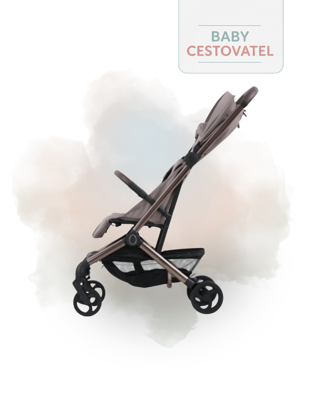 Boční pohled na pískový cestovní kočárek Egg Sky se sedadlem sklopeným do polohy vleže na jemném akvarelovém pozadí – Baby cestovatel.