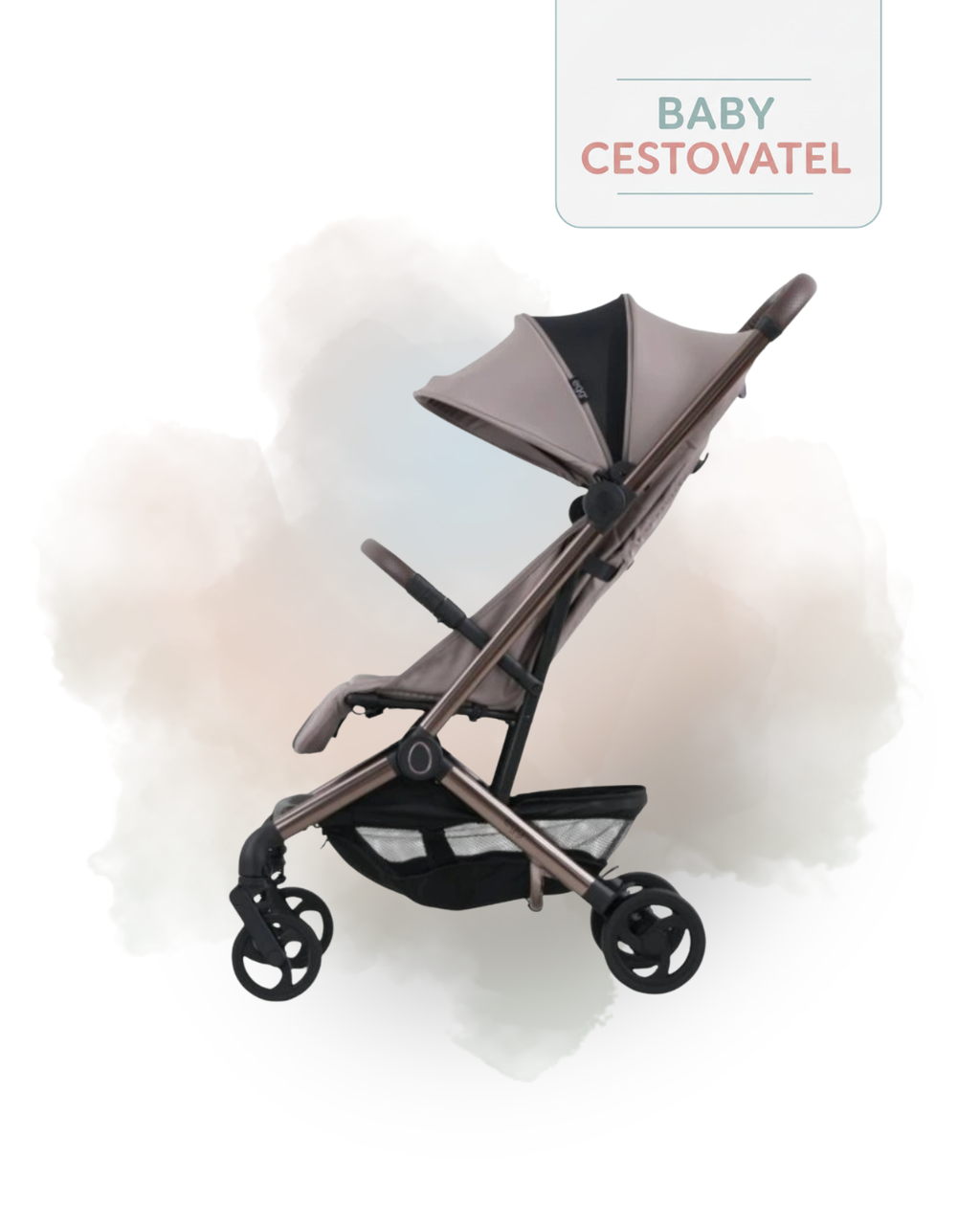Boční pohled na pískový cestovní kočárek Egg Sky v poloze pro sezení na jemném akvarelovém pozadí – Baby cestovatel.