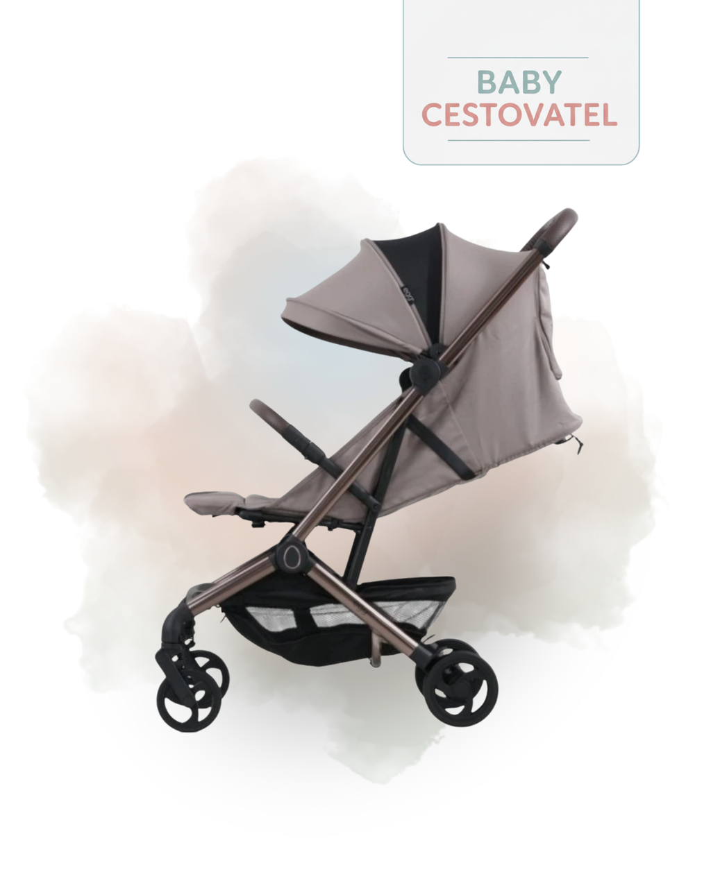 Boční pohled na pískový cestovní kočárek Egg Sky s rozloženou sluneční stříškou na jemném akvarelovém pozadí – Baby cestovatel.