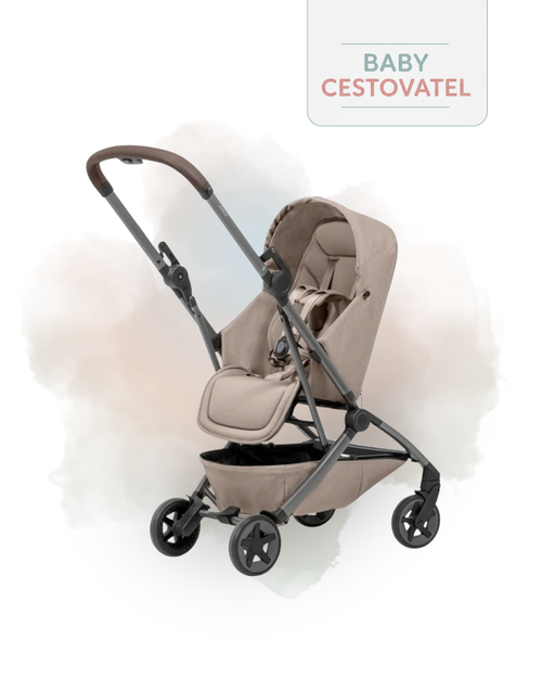 Pohled z úhlu na pískový cestovní kočárek Joolz Aer 2 NEST TO SEAT s odkrytou vnitřní částí sedadla na jemném akvarelovém pozadí – Baby cestovatel.