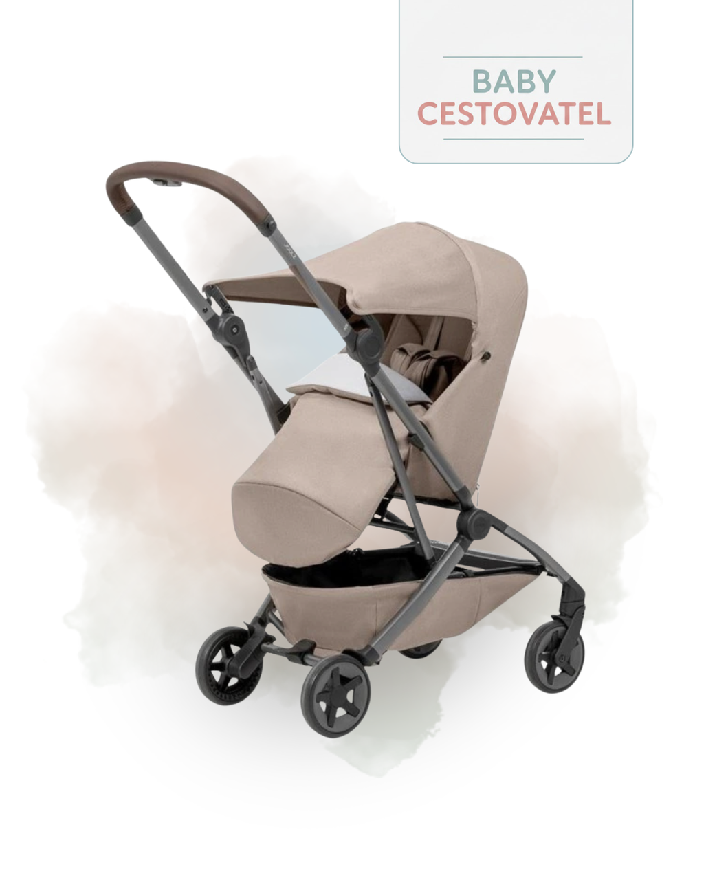 Pohled z úhlu na pískový cestovní kočárek Joolz Aer 2 NEST TO SEAT s plně rozloženou sluneční stříškou na jemném pozadí – Baby cestovatel.