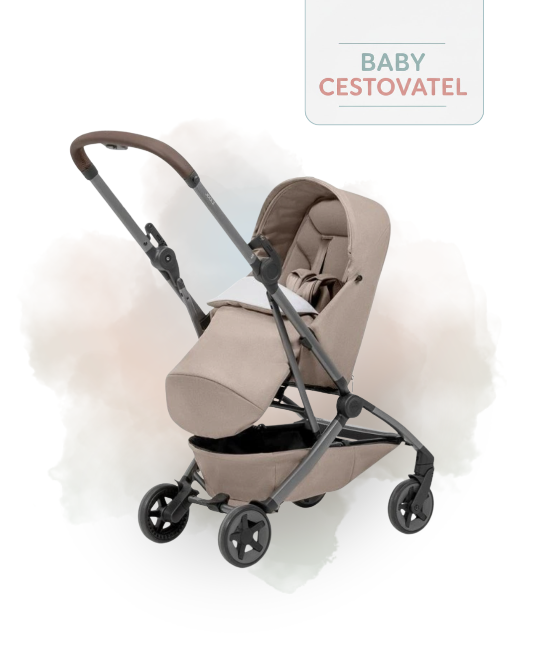 Pohled z úhlu na pískový cestovní kočárek Joolz Aer 2 NEST TO SEAT s nasazeným nánožníkem na jemném akvarelovém pozadí – Baby cestovatel.