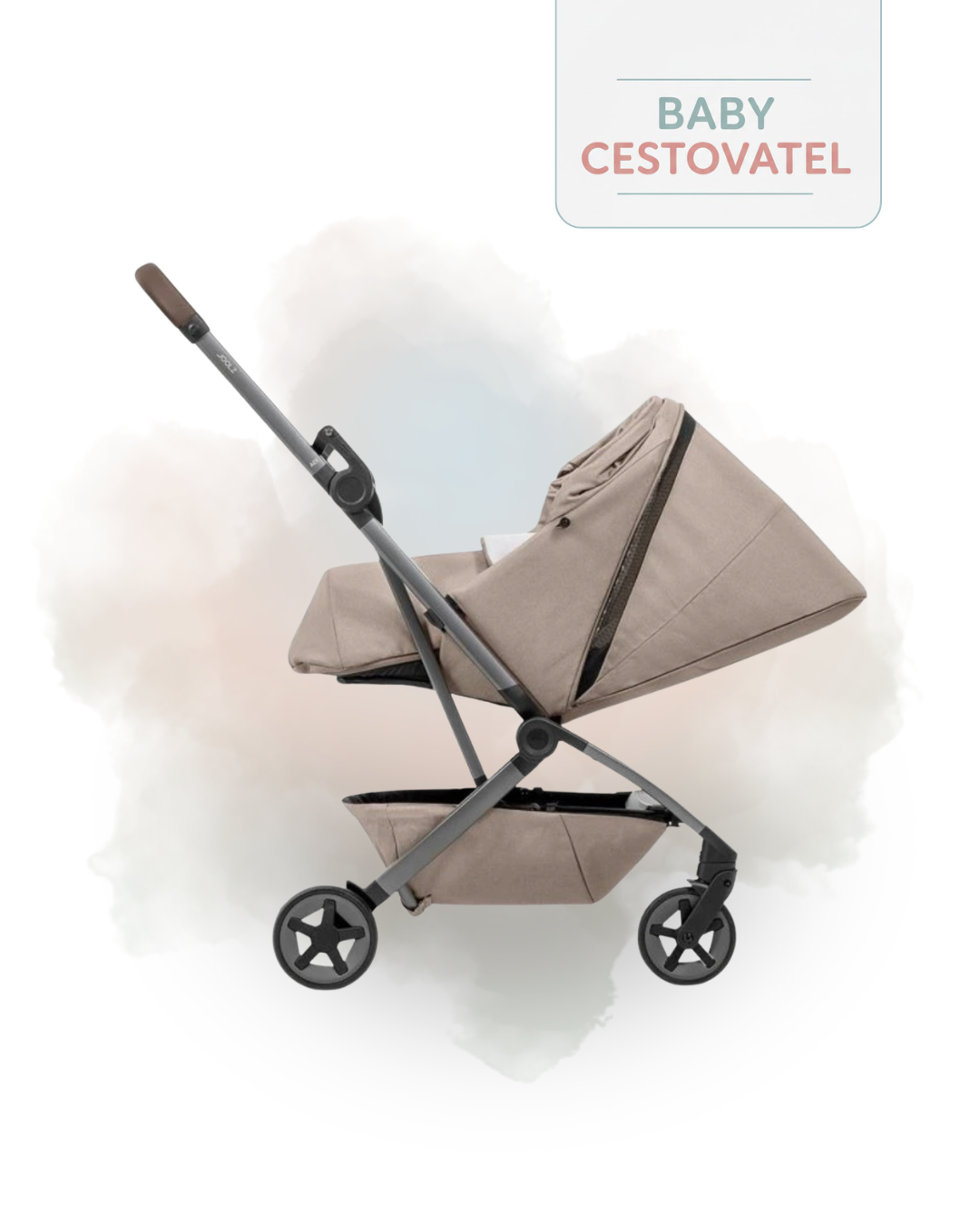 Boční pohled na pískový cestovní kočárek Joolz Aer 2 NEST TO SEAT v konfiguraci s hnízdečkem pro novorozence na jemném pozadí – Baby cestovatel.