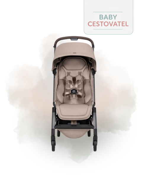 Čelní pohled na pískový cestovní kočárek Joolz Aer 2 na jemném akvarelovém pozadí – Baby cestovatel.