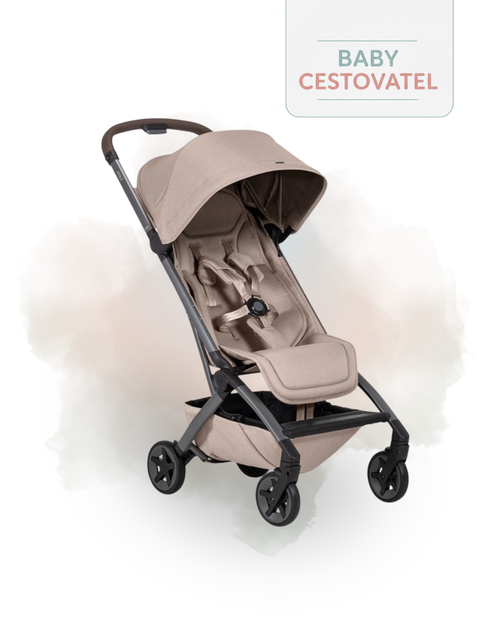 Šikmý pohled na pískový cestovní kočárek Joolz Aer 2 na jemném akvarelovém pozadí s logem Baby cestovatel.