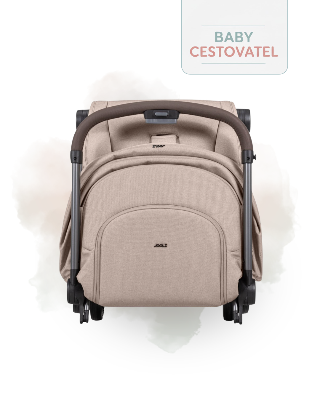 Čelní pohled na pískový cestovní kočárek Joolz Aer 2 v kompaktním složeném stavu na jemném pozadí – Baby cestovatel.