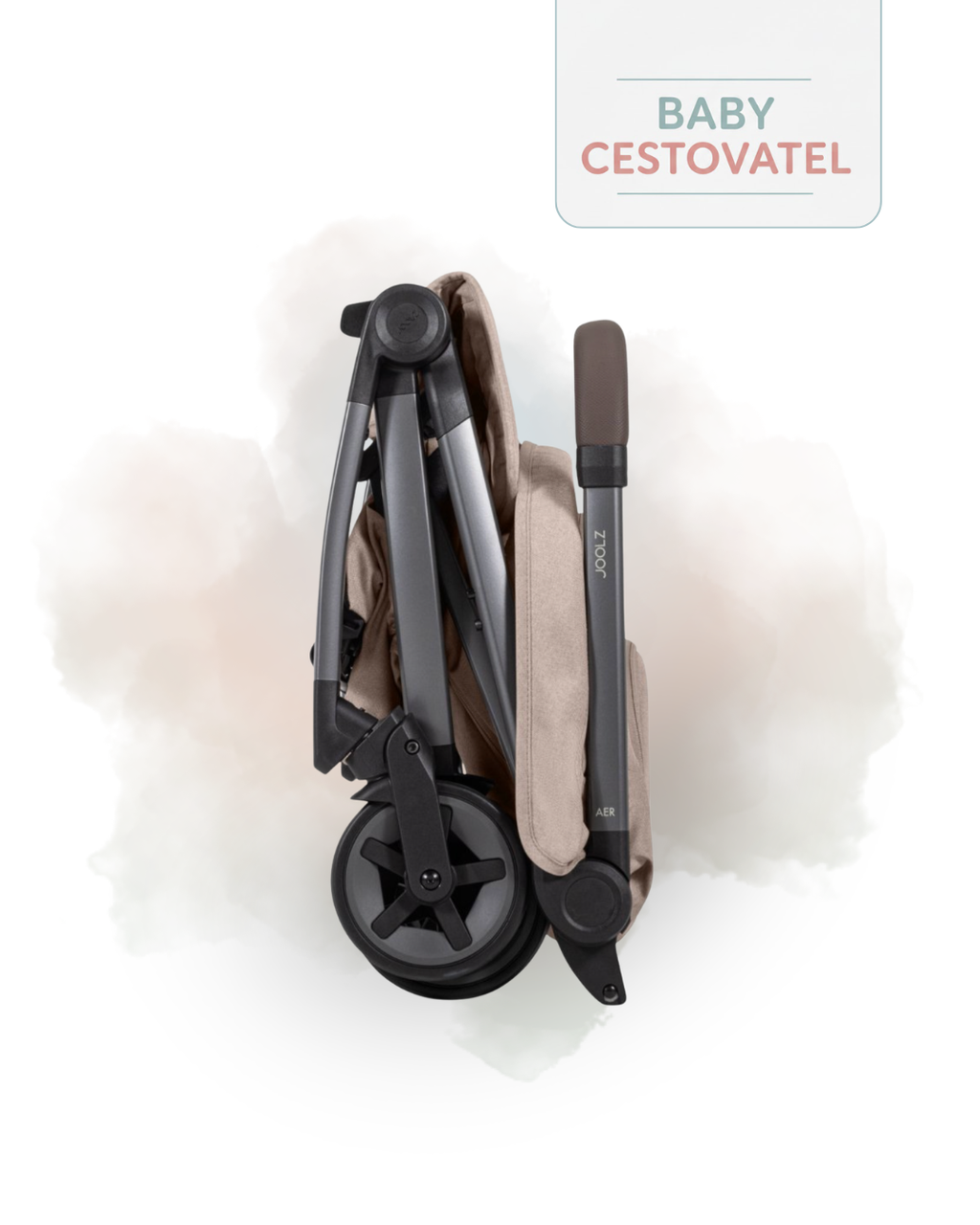 Pohled na pískový cestovní kočárek Joolz Aer 2 v kompaktním složeném stavu na jemném akvarelovém pozadí – Baby cestovatel.