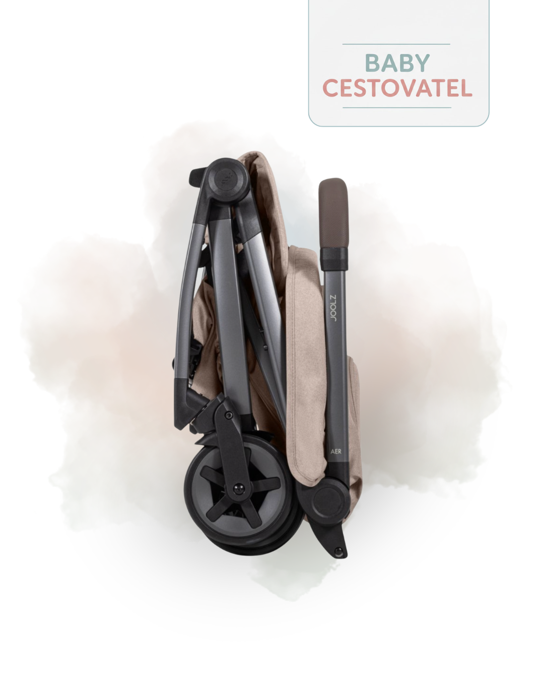 Pohled na pískový cestovní kočárek Joolz Aer 2 v kompaktním složeném stavu na jemném akvarelovém pozadí – Baby cestovatel.