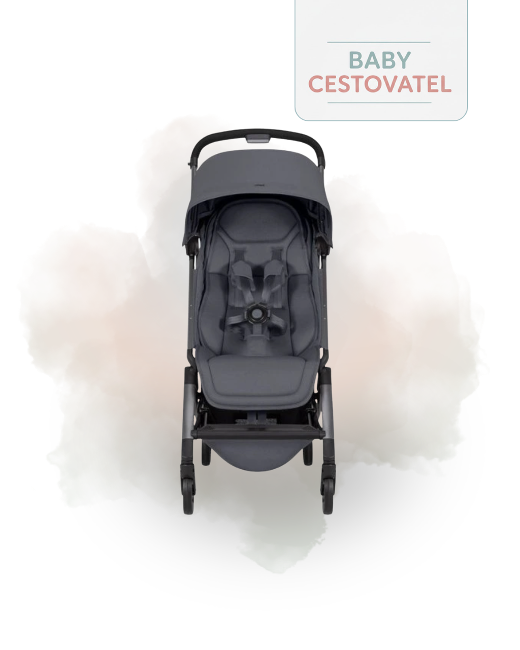 Přední pohled na tmavě šedý kompaktní cestovní kočárek Joolz Aer+, ideální do letadla, na růžovém cloud pozadí s logem Baby Cestovatel.