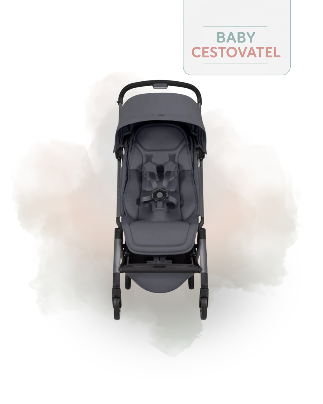 Přední pohled na tmavě šedý kompaktní cestovní kočárek Joolz Aer+, ideální do letadla, na růžovém cloud pozadí s logem Baby Cestovatel.