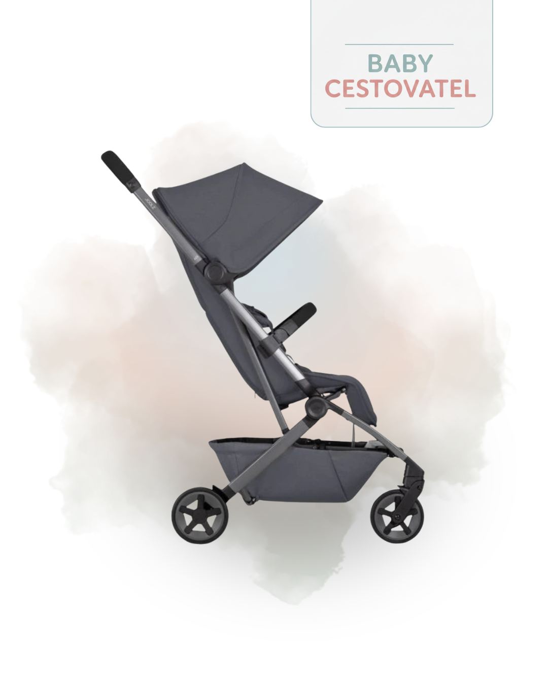 Boční pohled na tmavě šedý kompaktní cestovní kočárek Joolz Aer+ na jemném akvarelovém pozadí s logem Baby cestovatel.