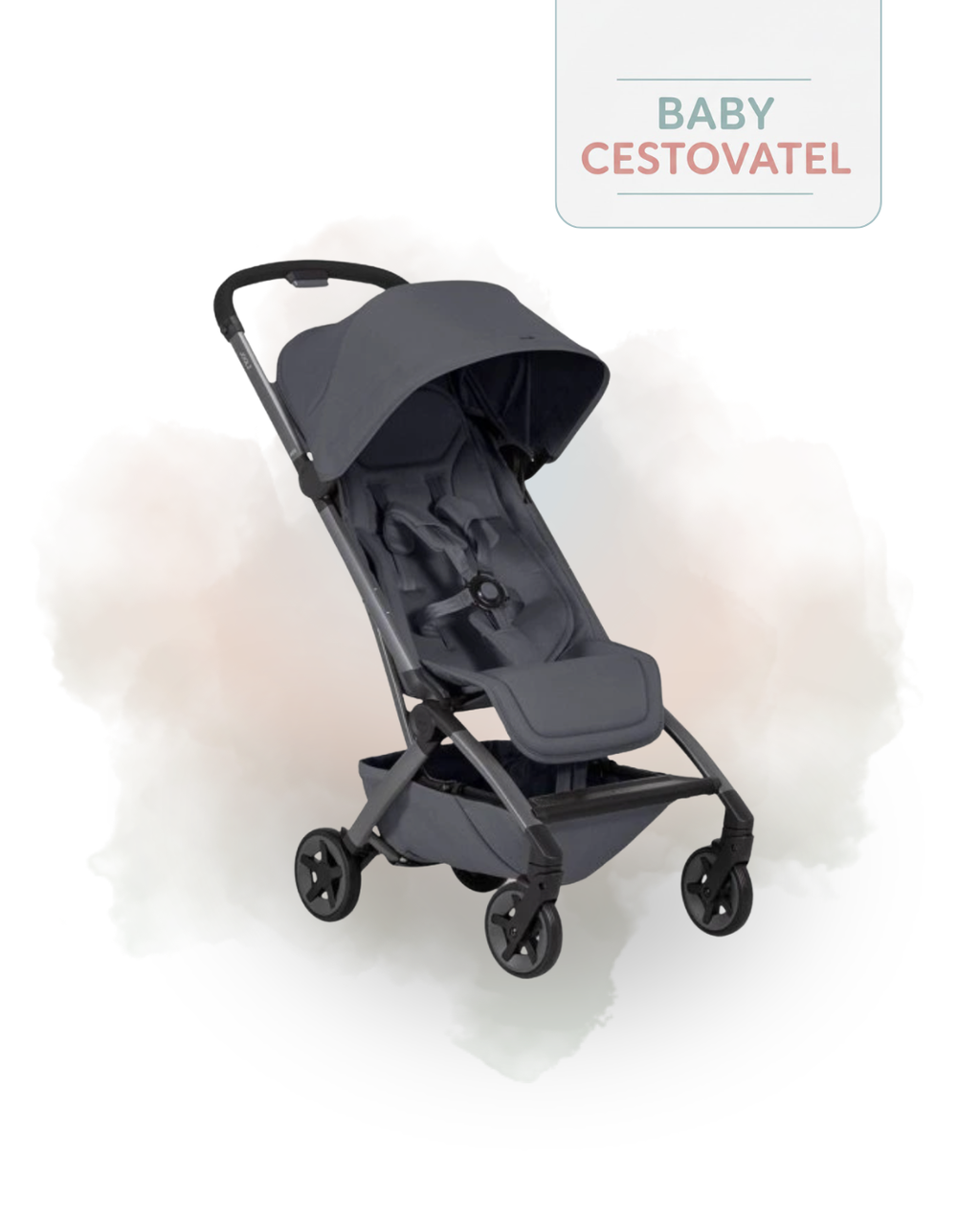 Tmavě šedý cestovní kočárek Joolz Aer+ zobrazený z úhlu, ukazující detaily sedadla a konstrukce na jemném akvarelovém pozadí – Baby cestovatel.