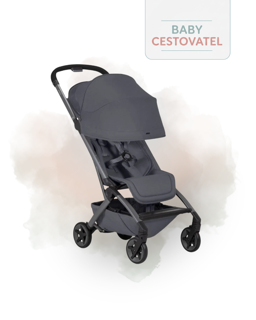 Pohled z úhlu na tmavě šedý kompaktní cestovní kočárek Joolz Aer+ s rozloženou sluneční stříškou na světlém pozadí s logem Baby cestovatel.