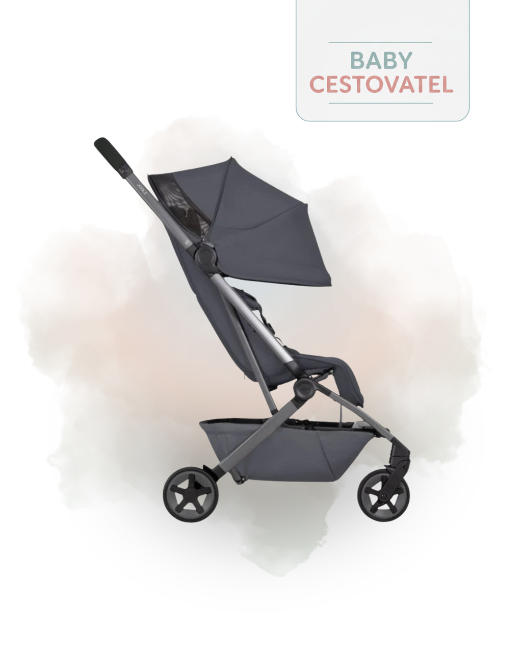Boční pohled na tmavě šedý kompaktní cestovní kočárek Joolz Aer+ s plně rozloženou sluneční stříškou na jemném pozadí s logem Baby cestovatel.